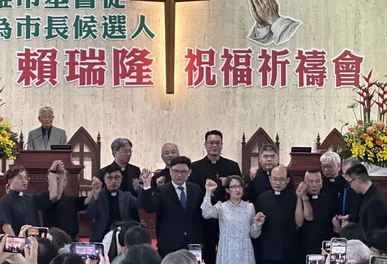 副總統蕭美琴3日南下高雄鹽埕教會出席「基督徒感恩祝福祈禱會」，力挺民進黨高雄市長參選人賴瑞隆。（圖／中時柯宗緯攝）