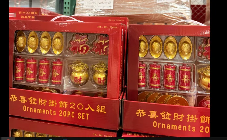 過年要有錢，招財進寶還有掛飾等都大降價。（圖／臉書社團「好市多商品資訊分享」）