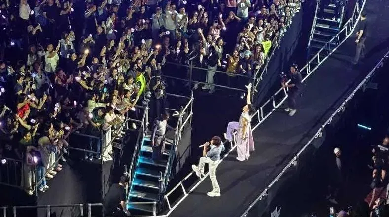 《F✦FOREVER恆星之城》巡迴演唱會28日至30日在印尼雅加達登場,藝人言承旭、吳建豪演出期間,特別走上環形延伸舞台,近距離向圍欄外的歌迷揮手致意。(圖/中央社)
