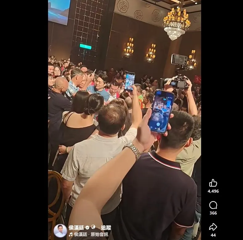 蔣萬安受到支持者熱烈歡迎。（圖取自侯漢廷臉書）