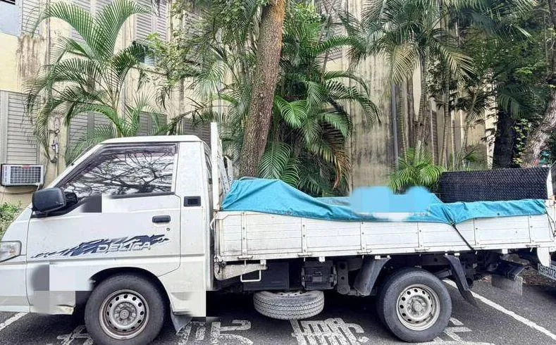 宜蘭33歲吳姓電器行老闆積欠47萬餘元，名下得利卡貨車遭查封。（圖／宜蘭分署）