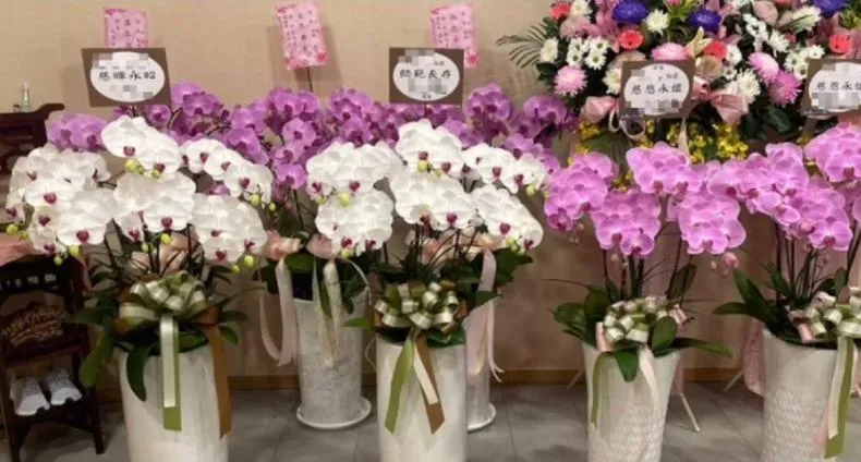 花店員工在喪禮結束後誆稱蘭花是租賃的需回收被家屬識破。(圖/翻攝自臉書爆料公社二社)