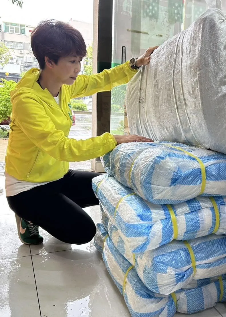 丹娜絲颱風重創台南地區水電網路系統，災區在災後第14天，通訊訊號仍未完全恢復。民進黨立委陳亭妃感嘆：「整個災區像是被遺忘的孤島，救災通訊根本打零分！」(取自陳亭妃臉書 )