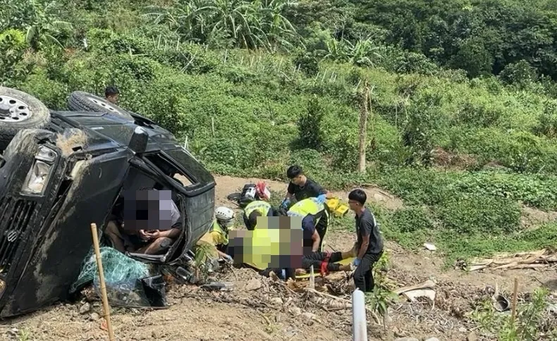 駕駛兒子還受困車內。（圖／翻攝畫面）