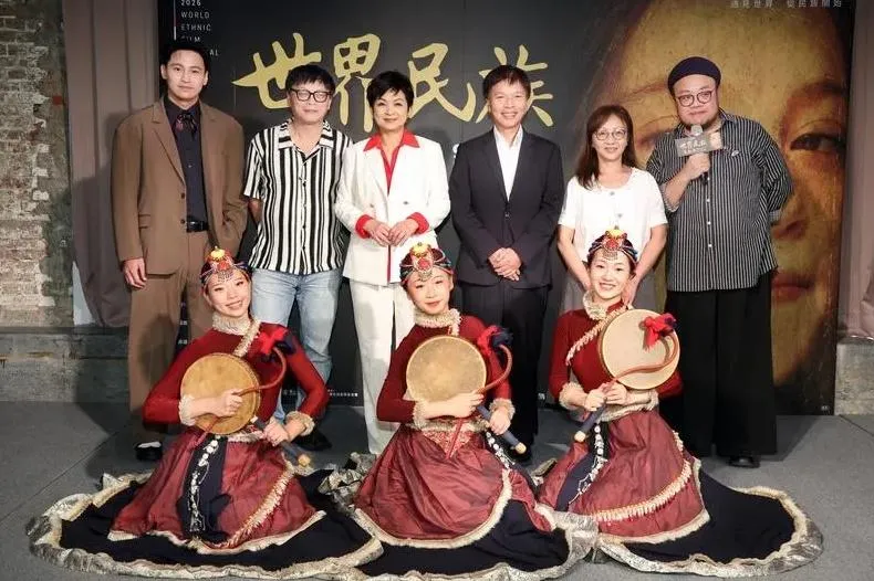 演員李泰君(後左起)、導演王育麟、世界民族電影節大使楊貴媚、文化部主任秘書林宏義、文化部蒙藏文化中心代理主任韓慈穎及導演葉天倫11日同台出席世界民族電影節記者會。(圖/中央社)