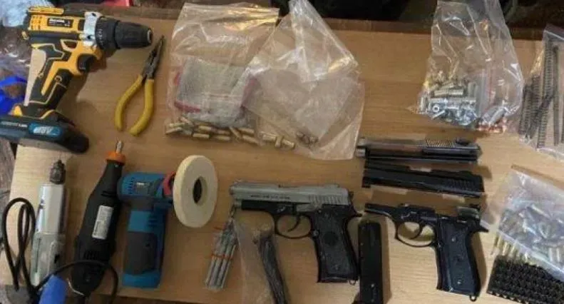 警方查扣大批槍彈與改造工具。(圖/翻攝畫面)
