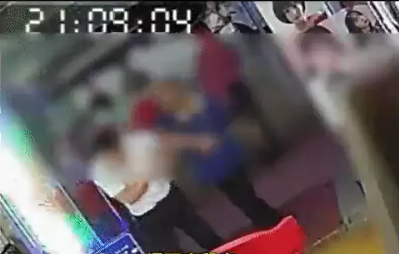 一名租客因想提前退租，遭房東老公搧4耳光。（圖／翻攝微博@華商報）