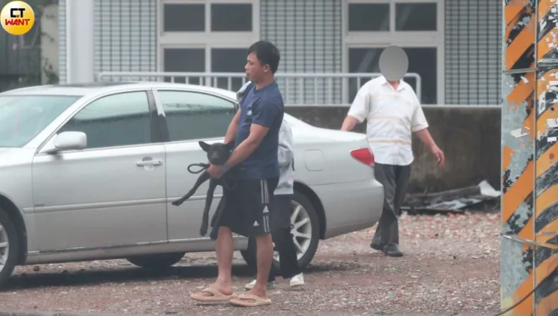 本刊直擊越籍移工直接綁架活體小黑狗準備販售，並要買家「自己回去殺」。（圖／CTWANT）