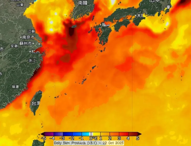 前氣象局長鄭明典在社交媒體上分享了「海溫距平圖」，指出儘管海溫已經下降，但距平圖依然顯示紅色。（圖／翻攝自鄭明典臉書）