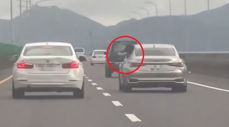 2輛車在國道上互丟水球。（圖／翻攝自爆料公社臉書）
