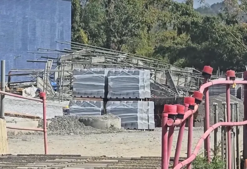 中庄營區該處工地發生鷹架倒塌事故,發生原因暫不清楚。(圖/中天新聞)