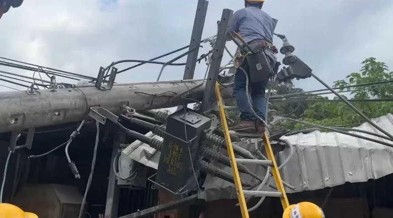 基隆市安樂區基金二路電桿高壓線今天疑遭1輛堆高機扯斷，一度造成當地27戶停電。（圖／翻攝畫面）