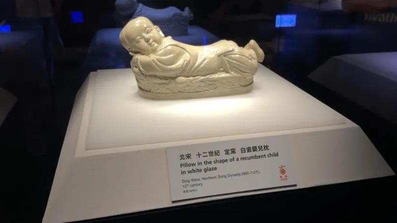 館藏國寶「白瓷嬰兒枕」成為網路上最新風靡的迷因素材。（圖／翻攝畫面）