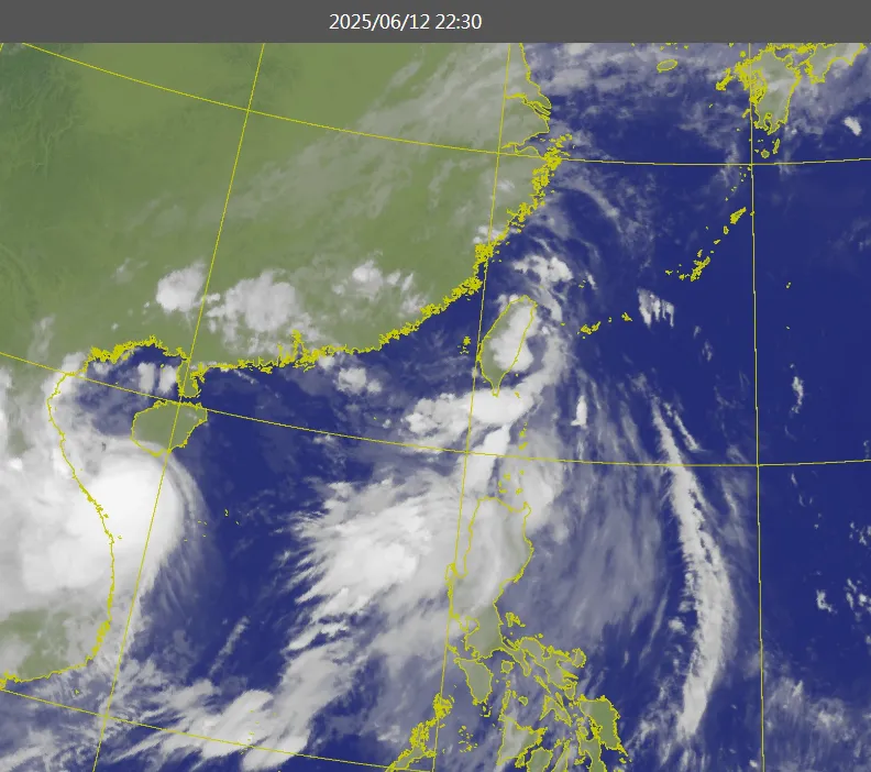 熱帶性低氣壓TD02於12日晚間8時在台東的東北方70公里海面，東部、南部接力炸雨。（圖／翻攝自中央氣象署官網）