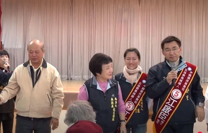 江啟臣與父親江海泉（左方穿白衣者）。（圖／翻攝自江啟臣YT）