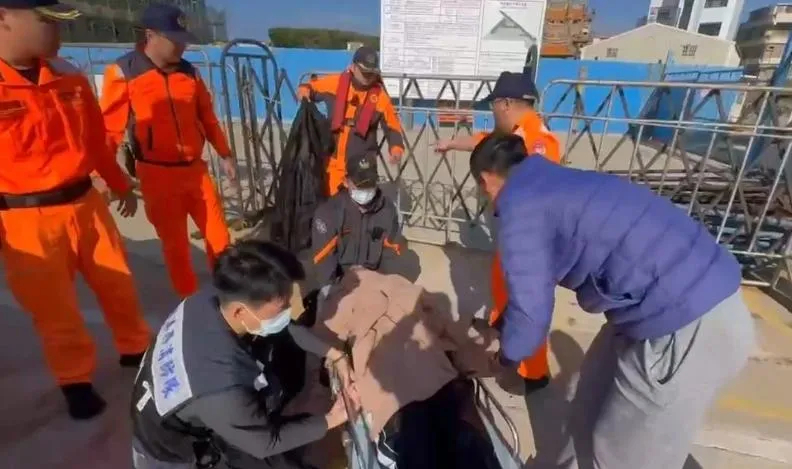 海巡與救護人員及時將男子救起送醫。（圖／翻攝畫面）