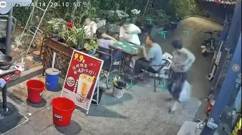 冷氣室外機突墜，大媽一秒神反應躲死劫。（圖／翻攝大風新聞）