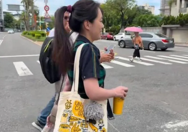 陳幸妤近日自爆與趙建銘離婚，受訪時手上的「隔夜飲料」意外成為外界焦點。(圖/取自Threads)