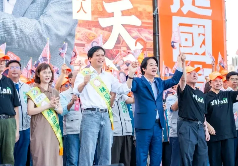 總統賴清德18日搭火車到宜蘭羅東車站，為民進黨宜蘭縣長候選人林國漳輔選。（圖／林國漳競辦提供）