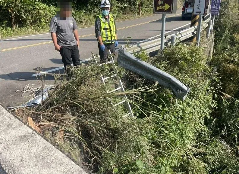 現場研判車輛不明原因撞破護欄後衝入溪床，正以吊掛方式協助車內3人脫困。（圖／翻攝畫面）
