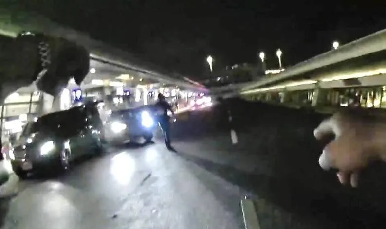 白牌車違規載客拒撿衝撞員警。(圖/翻攝畫面)