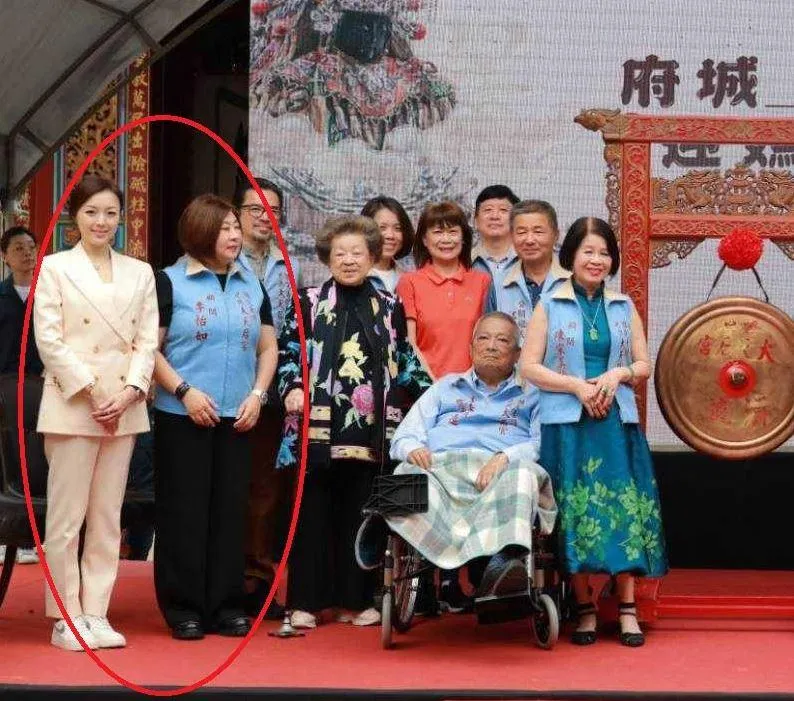 劉怡萱（左）、李怡如（右）同框照曝光。（圖／翻攝自祀典大天后宮粉專）