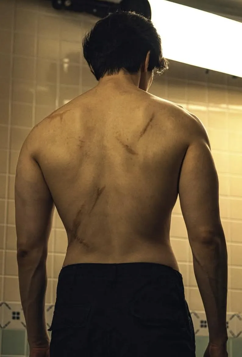 李棟旭近日大方公開幕後壯碩背肌照。（圖／翻攝IG leedongwook_official）