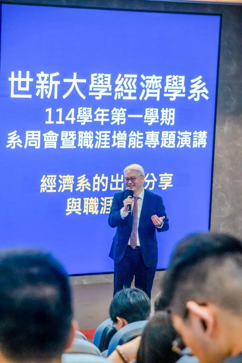 高一誠勉勵世新學弟妹專注於難以被取代的專業能力。（圖／世新大學提供）