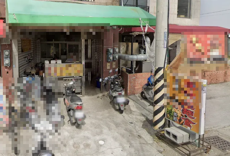 有網友在嘉義縣民雄一間小吃店點了蒸餃，結果竟發現醬料中全是蛆。（圖/翻攝自Google Maps）