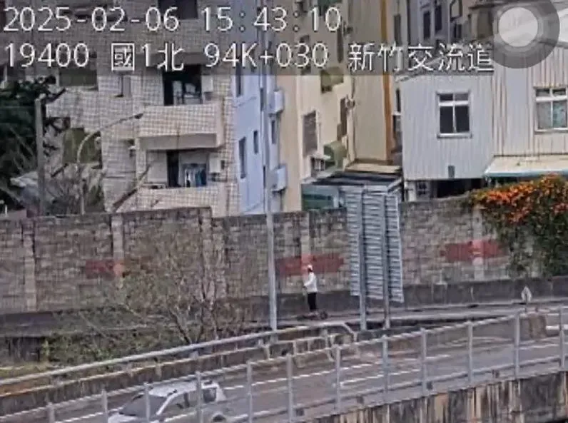 男子騎下新竹交流道。(圖/翻攝畫面)