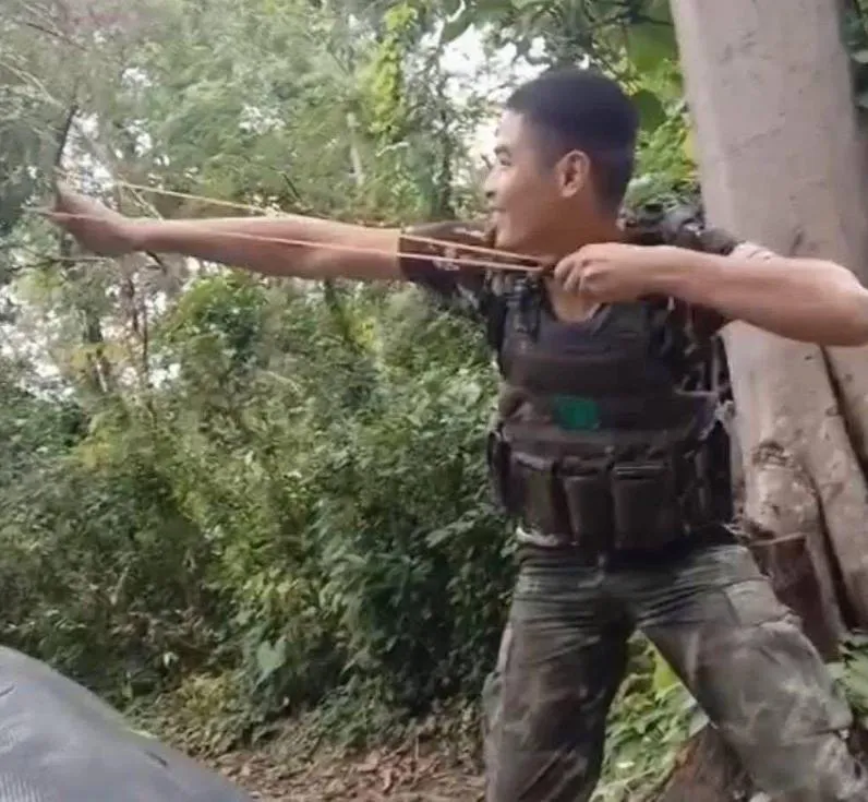 泰軍在邊境用彈弓發射鋼珠。（圖/翻攝洪森臉書）