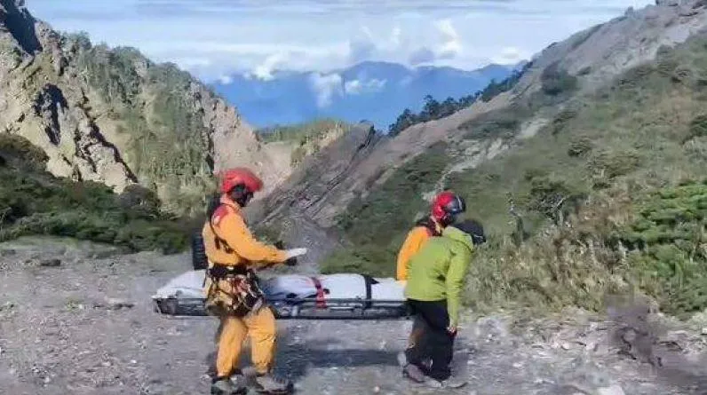 登山客疑高山症死亡空勤吊掛遺體下山。（圖／翻攝畫面）