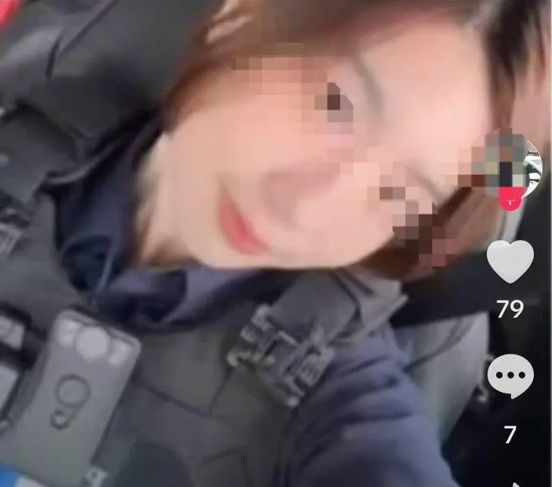 該名女警疑似車停妥停路邊時拍攝沒繫安全帶的車內照也中招。(圖/翻攝畫面)