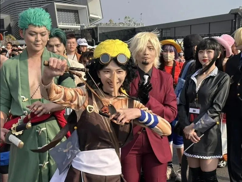 《航海王》大遊行14日在高雄熱鬧登場，吸引許多粉絲共襄盛舉，不少人精心打扮成喜愛角色參加。（圖／中央社）