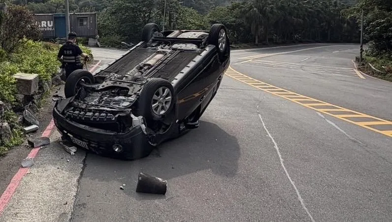 自小客自撞翻車橫躺路中。（圖／翻攝畫面）