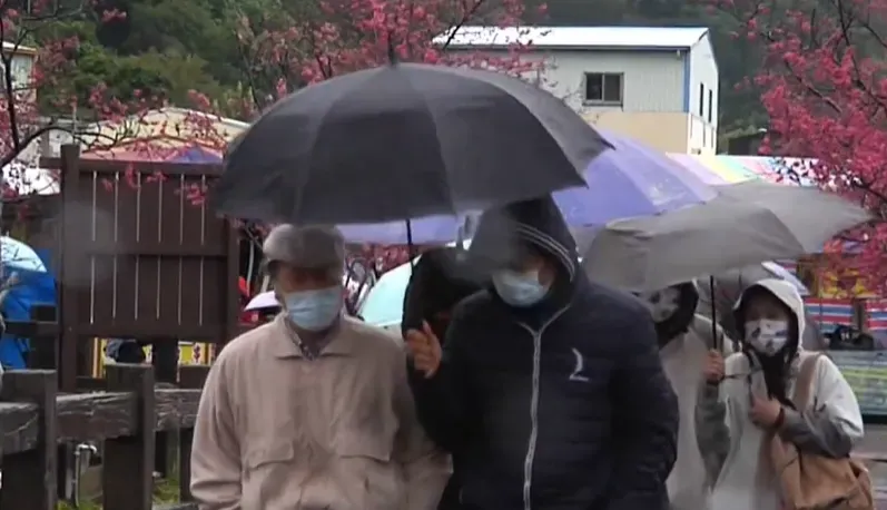 今日寒流逐漸減弱，不過清晨天氣仍非常寒冷，下半天水氣增加，北部及東半部有局部短暫雨。（示意圖／中天新聞）