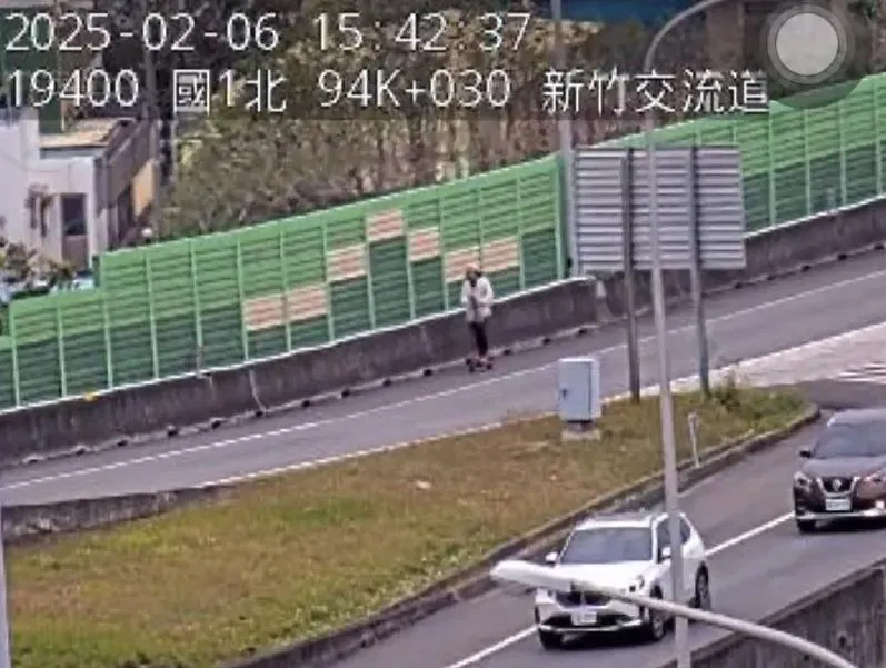 男子騎電動滑板車出沒在新竹交流道。(圖/翻攝畫面)