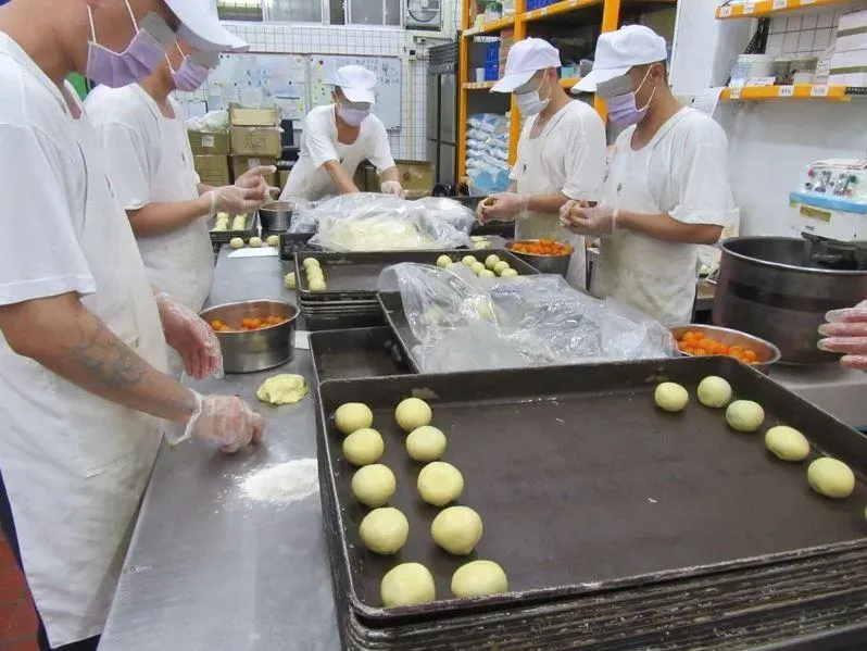 除了蛋黃酥，台東監獄中秋節還製作綠豆椪與封仔餅。（圖／台東泰源監獄提供）