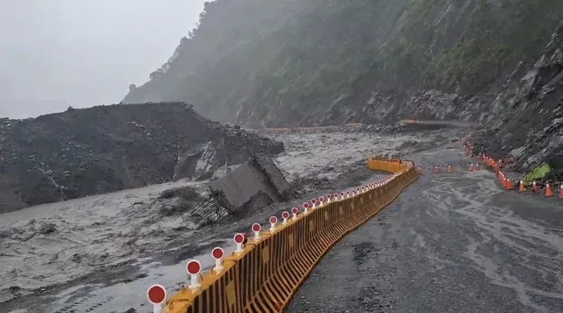 高雄降下豪雨，台20線明霸克露橋河床便道遭溪水沖毀。（圖／公路局提供）