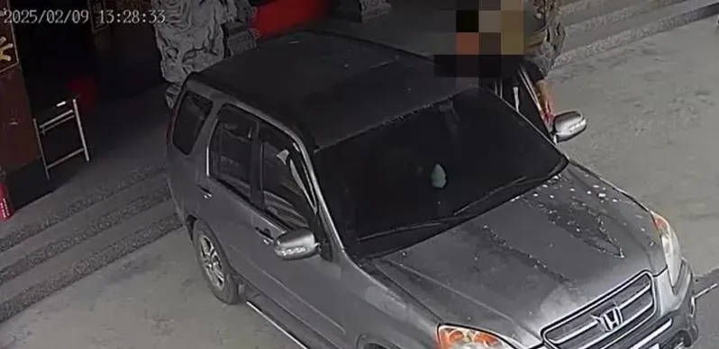 盧男行竊過程被監視器全錄下。（圖／翻攝畫面）