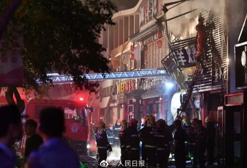 事發現場被炸得滿目瘡痍。(圖/翻攝新浪微博)