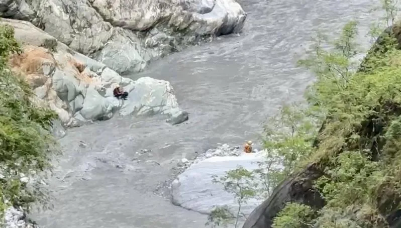 搜救人員在湍急溪水2案架設繩索。（圖／翻攝畫面）
