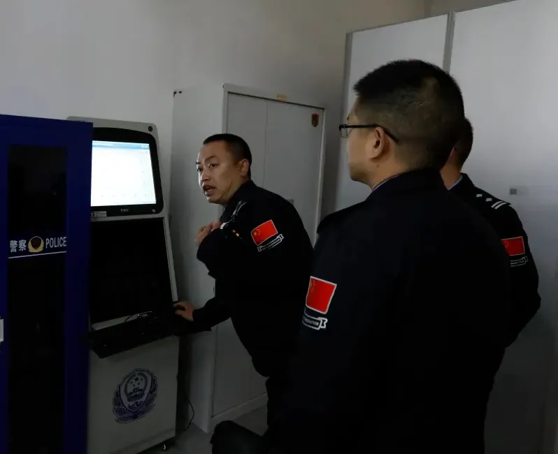 吉隆出入境邊防檢查站執勤二隊副隊長黃棚(左一)講解查驗設備。(圖/翻攝央視)