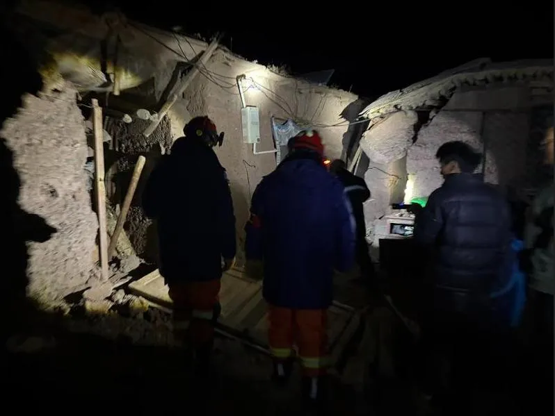 圖為西藏那曲市索縣消防救援大隊已到達巴青縣崗切鄉納貢村，正在進行排查。（圖/新華社）