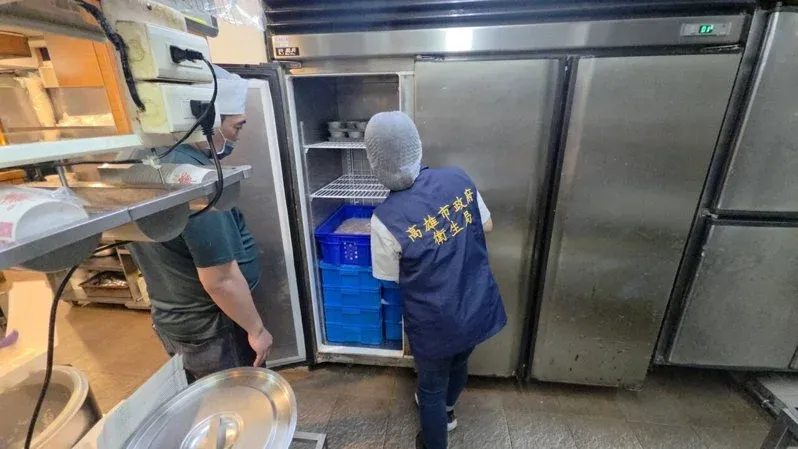高雄三民區一家連鎖餐廳在菜餚中發現半隻大蟑螂屍體，衛生局展開稽查。(圖/高雄市衛生局)