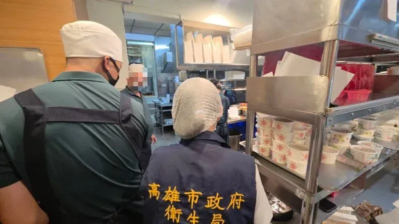 衛生局獲報後隨即派員至現場稽查，雖然現場未發現蟑螂蹤跡，業者也有定期委託合格病媒公司進行清消作業。(圖/高雄市衛生局)