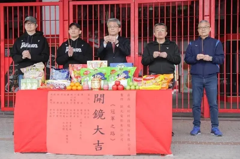 「冠軍之路Team Taiwan」紀錄片開拍，楊清瓏（右起）、蔡其昌、威剛科技副總經理林天瓊、導演龍男．以撒克．凡亞思、監製張永昌出席開鏡儀式。（圖／中央社）