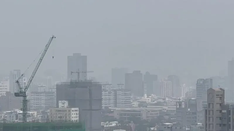 高雄今(27)日空氣品質不佳,天空一片白茫茫。(圖/中天新聞)