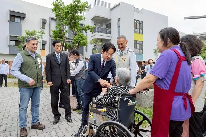 賴清德總統12日視導暨慰問臺南榮譽國民之家。(圖／總統府提供)
