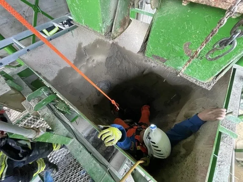 苗栗2名工人作業時不慎跌落預拌槽，其中1人成功逃出，但24歲越籍阮姓移工卻遭砂土活埋身亡。（圖／翻攝畫面）